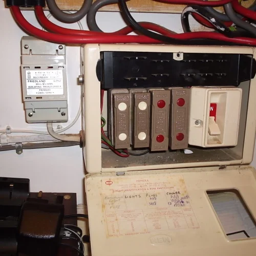 emergency electrician london repairing consumer unit